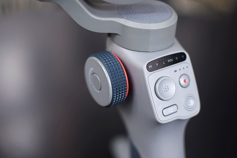 稳字当先 AI智能追踪让拍摄更简单逗映Capture 5手机稳定器你的拍摄利器