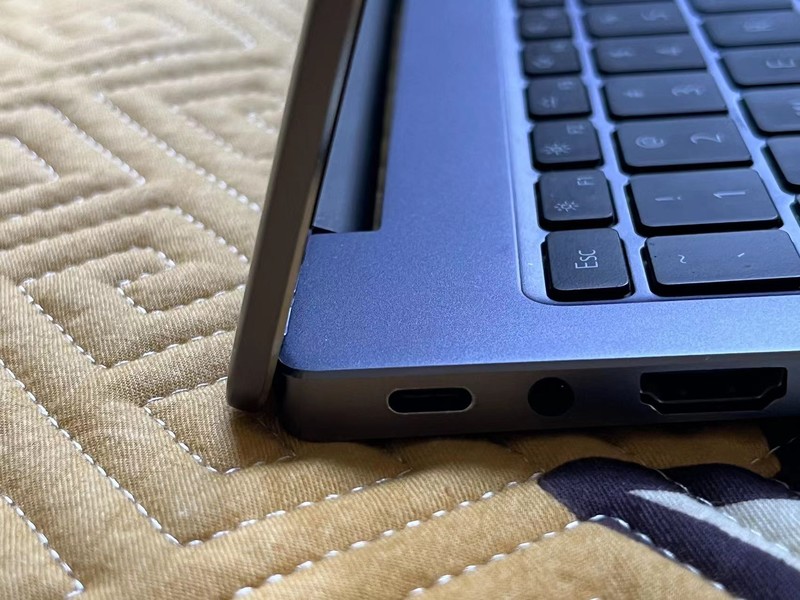 刚买一年的14 21款就屏裂了