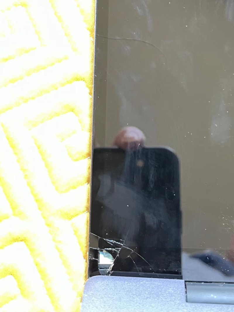 刚买一年的14 21款就屏裂了