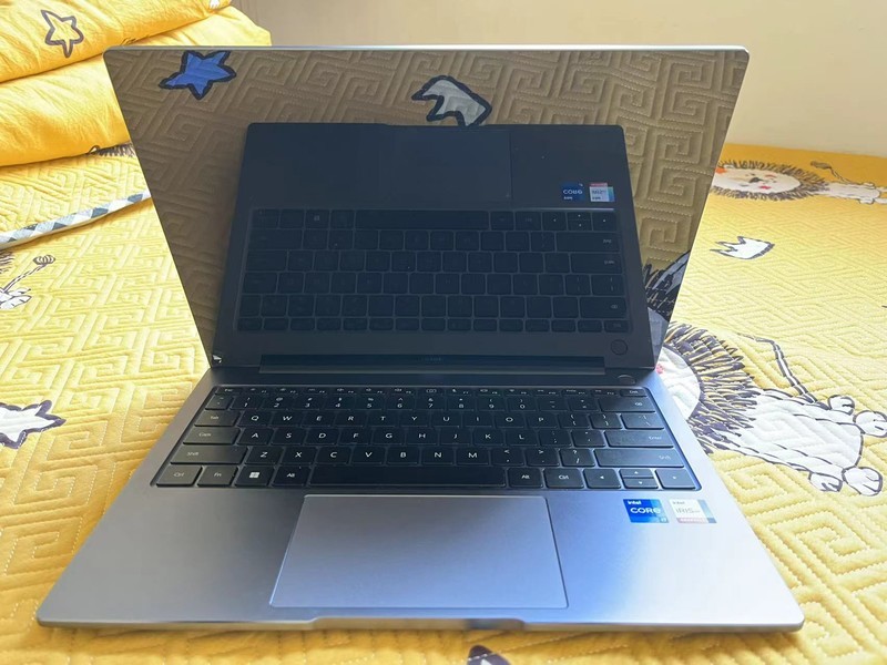 刚买一年的14 21款就屏裂了