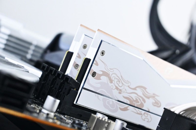 七彩虹iGame DDR5 6800 48G龙年限定版内存套装试玩：大容量+好体质