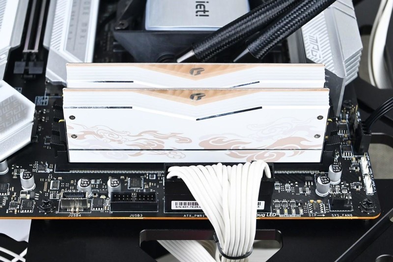 七彩虹iGame DDR5 6800 48G龙年限定版内存套装试玩：大容量+好体质