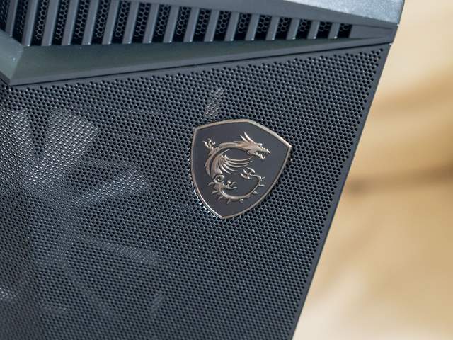 给热情似火的显卡轻松降温，微星氪金枪3机箱本站首晒