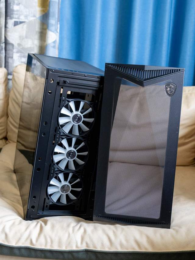 给热情似火的显卡轻松降温，微星氪金枪3机箱本站首晒