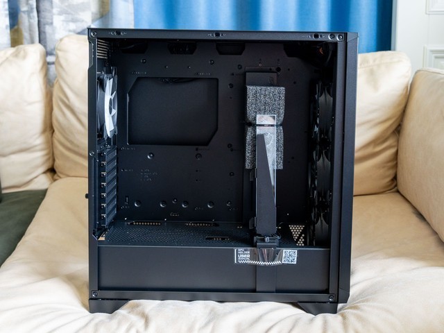 给热情似火的显卡轻松降温，微星氪金枪3机箱本站首晒