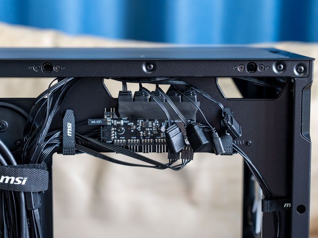 给热情似火的显卡轻松降温，微星氪金枪3机箱本站首晒