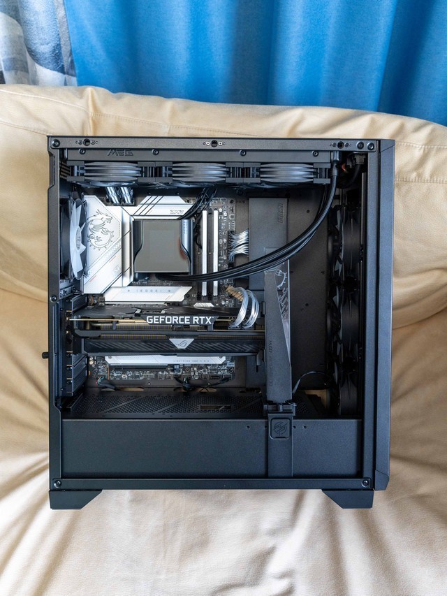 给热情似火的显卡轻松降温，微星氪金枪3机箱本站首晒