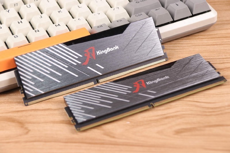 不足700元，竟能稳超8000MHz！金百达黑刃6800内存评测