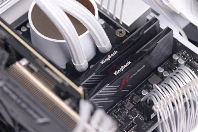 不足700元，竟能稳超8000MHz！金百达黑刃6800内存评测