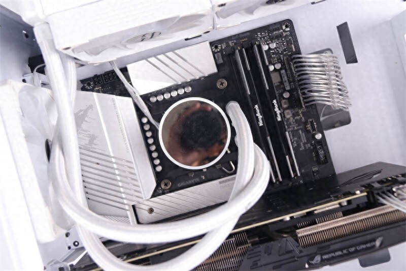 不足700元，竟能稳超8000MHz！金百达黑刃6800内存评测