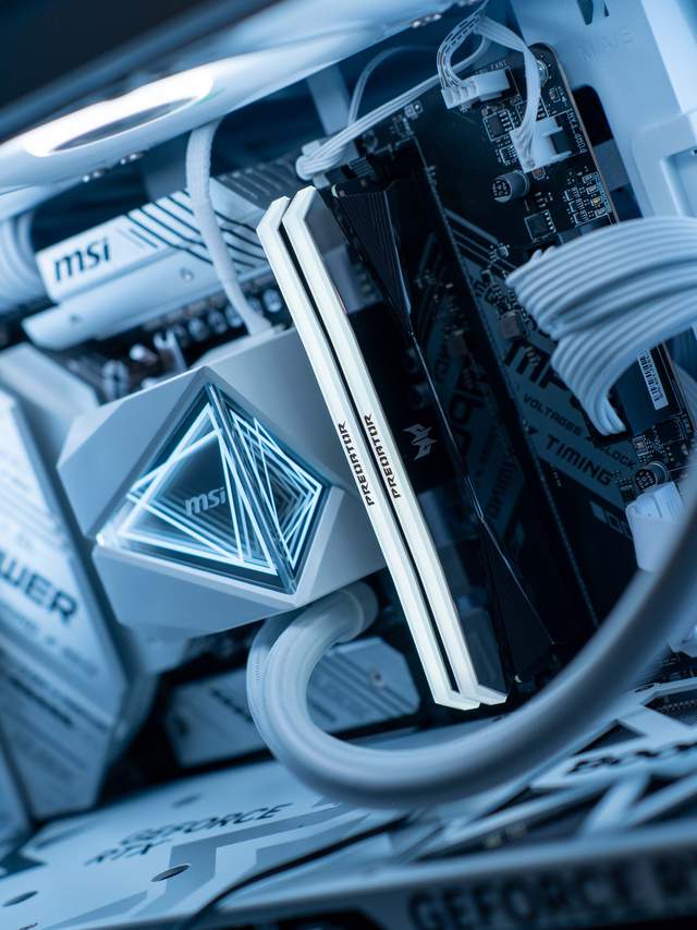 无风扇稳超8400C36，宏碁掠夺者Hera影锋7200掠光限定版内存测评