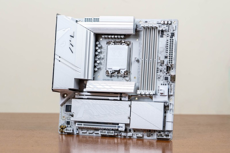 超频黑科技加持，纯白海景房的不二之选，技嘉Z890M 冰雕体验分享