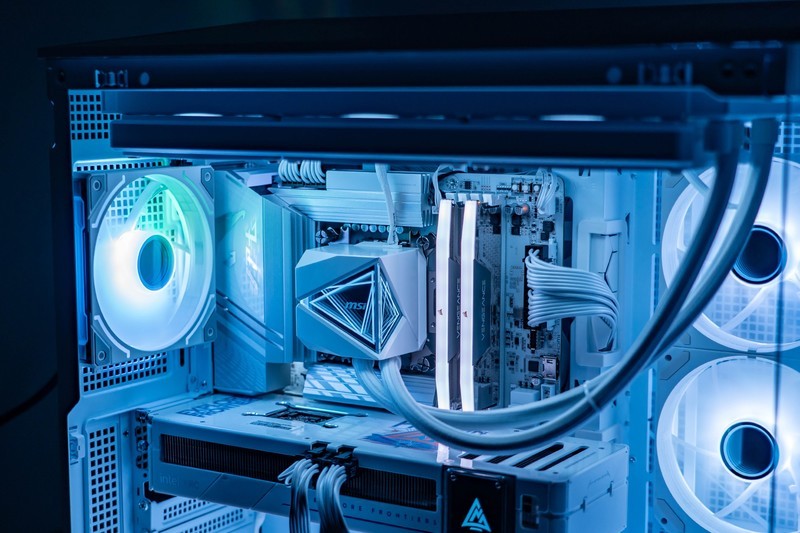 超频黑科技加持，纯白海景房的不二之选，技嘉Z890M 冰雕体验分享