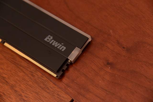 2K可光追！神器如此卡，AMD RX9060 XT全线夹击NVIDIA！