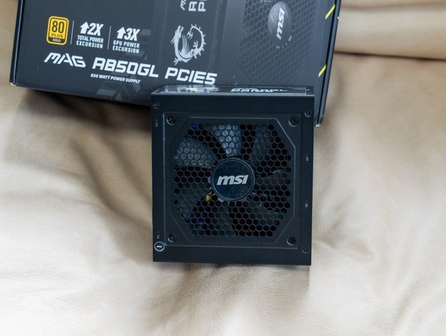 给热情似火的显卡轻松降温，微星氪金枪3机箱本站首晒