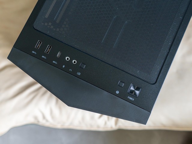 给热情似火的显卡轻松降温，微星氪金枪3机箱本站首晒