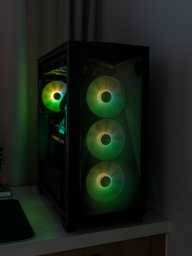 给热情似火的显卡轻松降温，微星氪金枪3机箱本站首晒