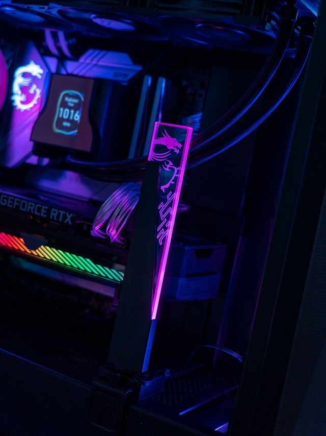 给热情似火的显卡轻松降温，微星氪金枪3机箱本站首晒