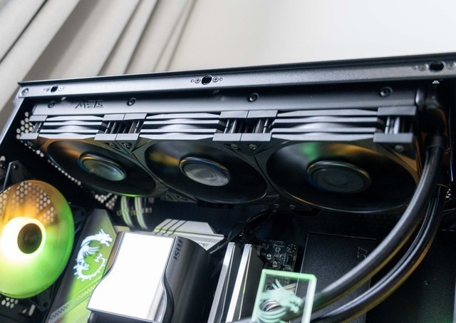 给热情似火的显卡轻松降温，微星氪金枪3机箱本站首晒