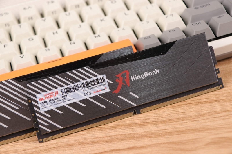 不足700元，竟能稳超8000MHz！金百达黑刃6800内存评测