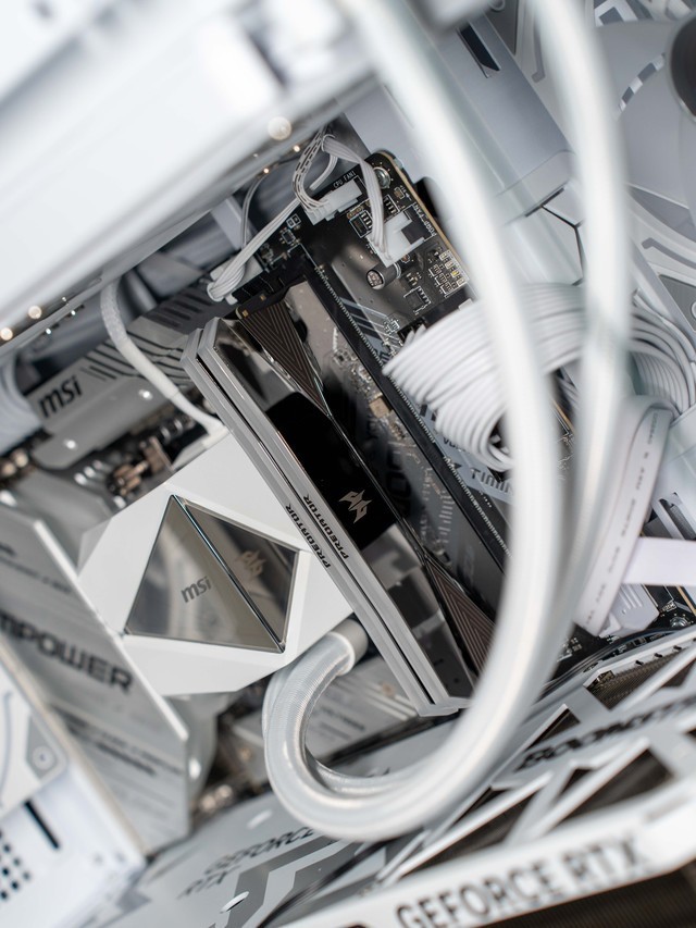 无风扇稳超8400C36，宏碁掠夺者Hera影锋7200掠光限定版内存测评