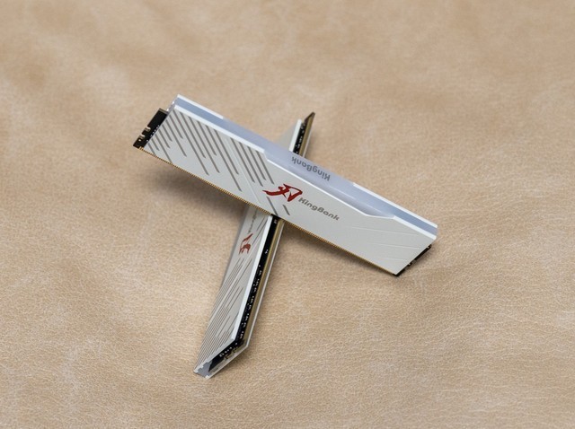 平民法拉利再升级，金百达 刃 3600 CJR RGB内存测评