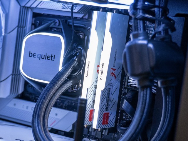 平民法拉利再升级，金百达 刃 3600 CJR RGB内存测评