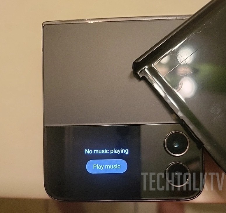 三星 Galaxy Z Flip4 真机曝光：搭载骁龙 8 +，屏幕有轻微折痕，后置 1200 万像素双摄