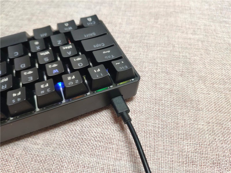 69键、支持DIY、带小数字键、走到哪带到哪的三模机械键盘