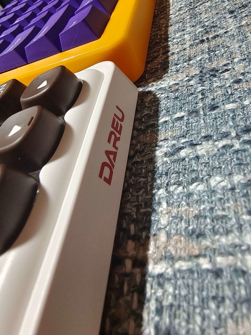 安安静静的可爱妹子，达尔优小方糖键盘实测