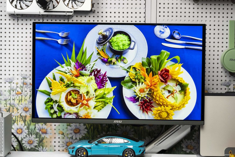 微星MPG 272URX QD-OLED显示器评测：丝般顺滑的240Hz量子点屏幕