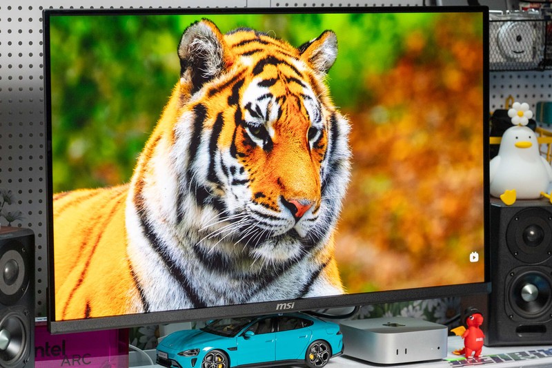 微星MPG 272URX QD-OLED显示器评测：丝般顺滑的240Hz量子点屏幕