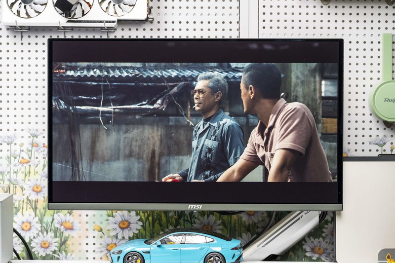 微星MPG 272URX QD-OLED显示器评测：丝般顺滑的240Hz量子点屏幕