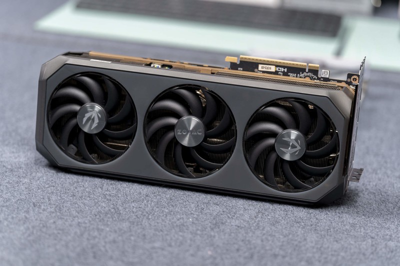 微星MPG 272URX QD-OLED显示器评测：丝般顺滑的240Hz量子点屏幕