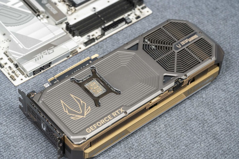 微星MPG 272URX QD-OLED显示器评测：丝般顺滑的240Hz量子点屏幕