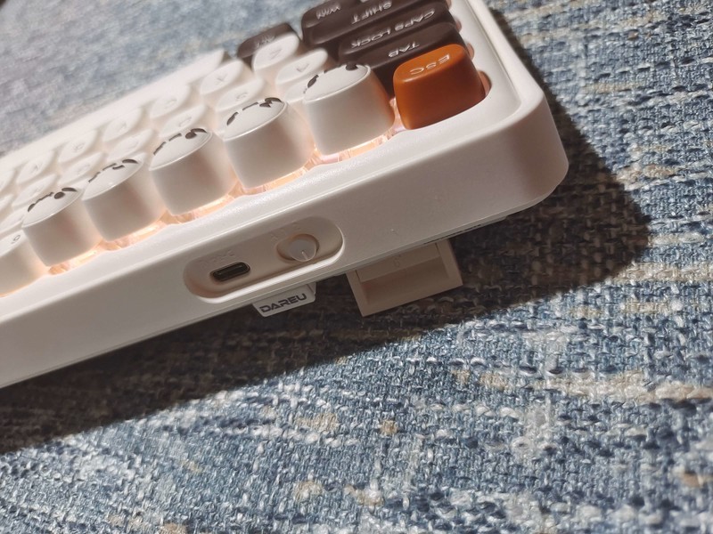 安安静静的可爱妹子，达尔优小方糖键盘实测