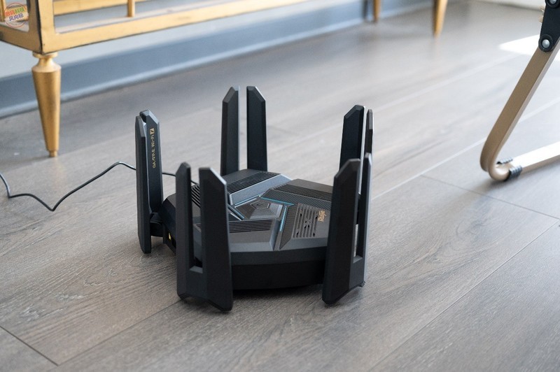 配备一台支持Wi-Fi 7的锐捷天蝎BE72 Pro电竞路由器，享受更丝滑的游戏网络环境