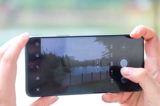 华为畅享60 Pro上手测评：经典双环+窄边直屏，千元机设计天花板