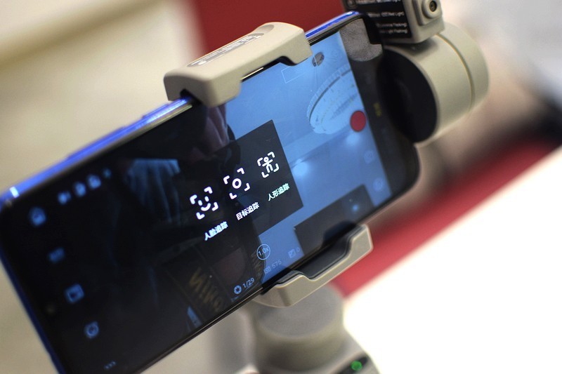 稳字当先 AI智能追踪让拍摄更简单逗映Capture 5手机稳定器你的拍摄利器