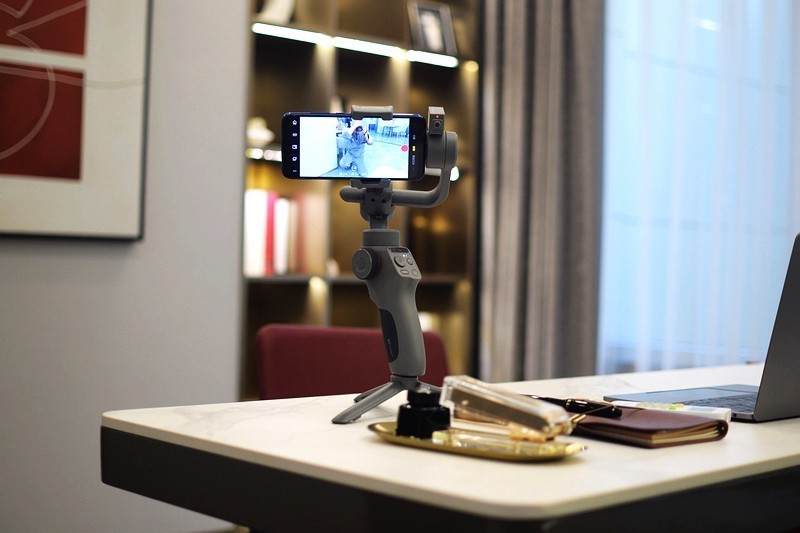 稳字当先 AI智能追踪让拍摄更简单逗映Capture 5手机稳定器你的拍摄利器