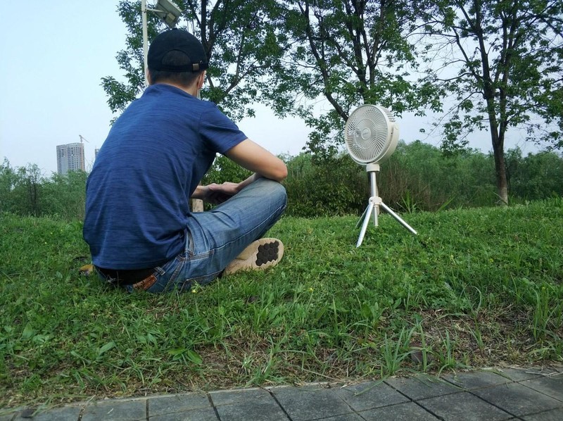 降温纳凉好物，夏季露营更凉爽：七彩叮当户外电扇体验