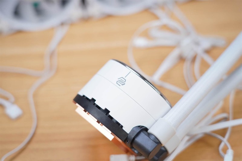 寒冰之美，冷酷到底——微星寒冰E360白色限定版散热器来袭！