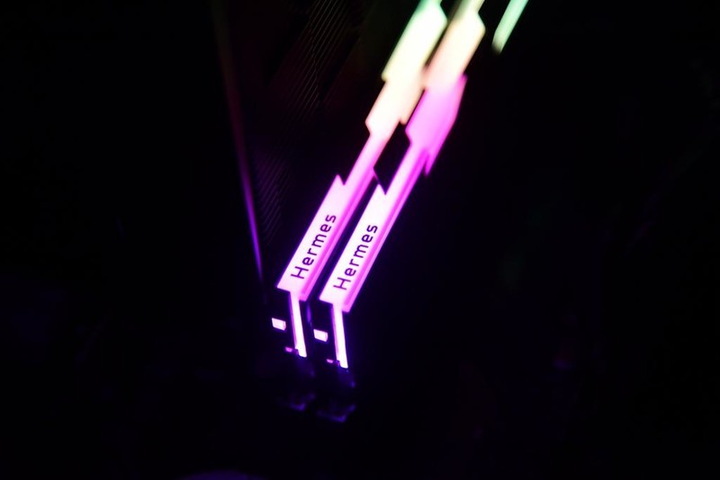 大容量，高频率，48G宏碁掠夺者Hermes冰刃轻松实现8400MHz ！