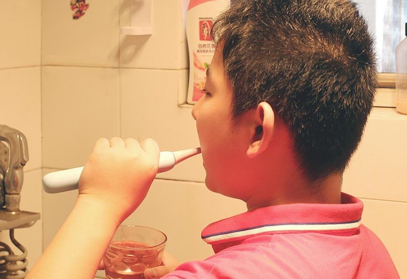 专业护齿设计，不伤牙的扉乐VIIV儿童电动牙刷