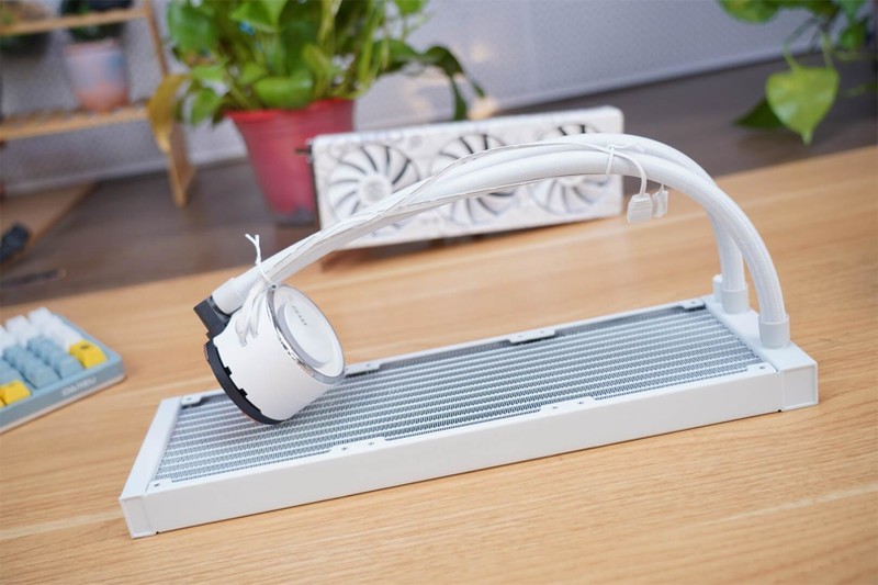 寒冰之美，冷酷到底——微星寒冰E360白色限定版散热器来袭！