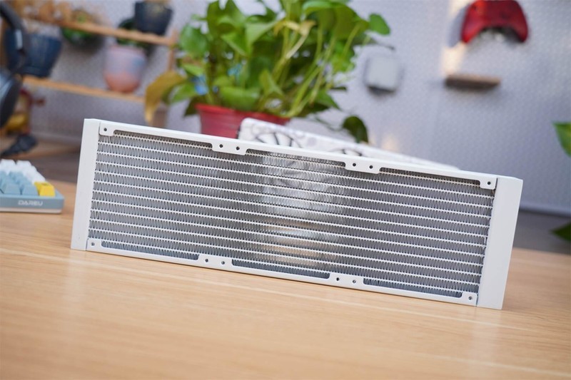 寒冰之美，冷酷到底——微星寒冰E360白色限定版散热器来袭！