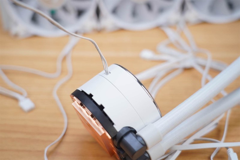 寒冰之美，冷酷到底——微星寒冰E360白色限定版散热器来袭！