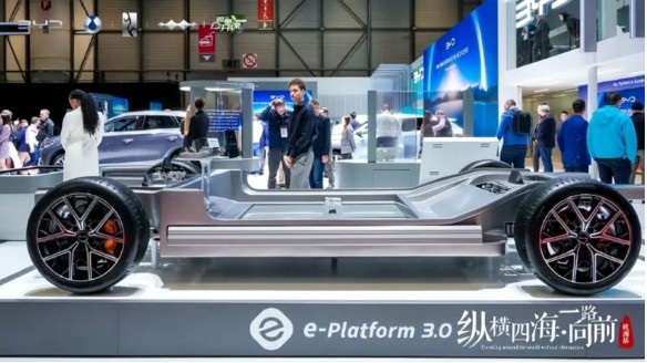 比亚迪向合资燃油再甩“荣耀杀手锏”，比亚迪荣耀大戏是否结束？