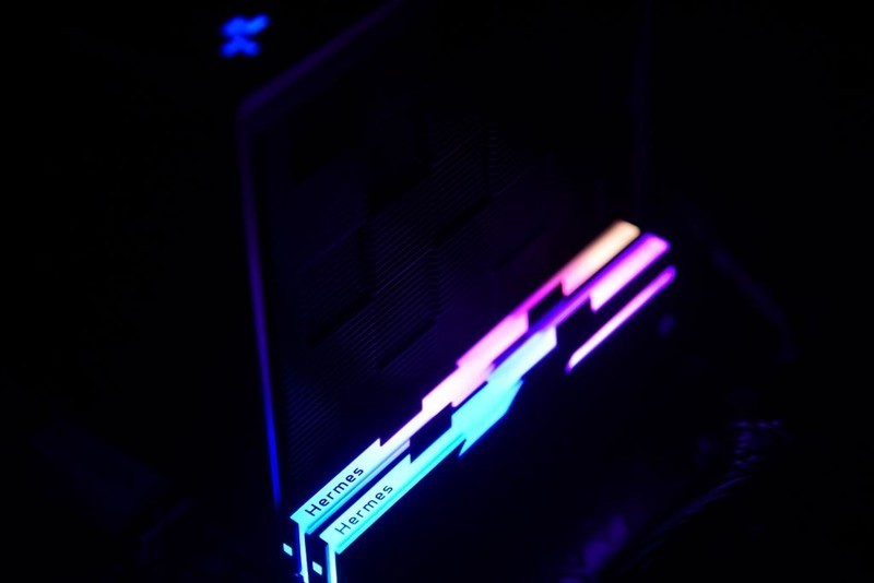 大容量，高频率，48G宏碁掠夺者Hermes冰刃轻松实现8400MHz ！