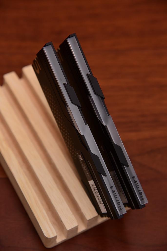 大容量，高频率，48G宏碁掠夺者Hermes冰刃轻松实现8400MHz ！